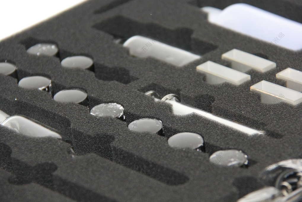 多組件實(shí)驗(yàn)器材的海綿內(nèi)襯：精密工具的 “分類防護(hù)艙”