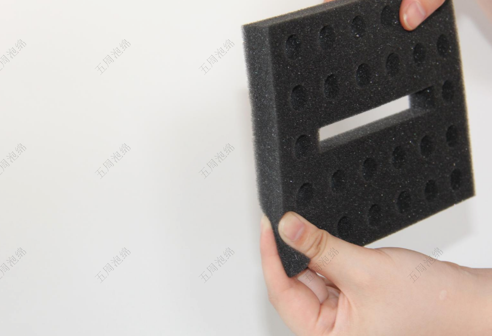 多孔陣列海綿內(nèi)襯：標(biāo)準(zhǔn)化部件的 “批量收納站”