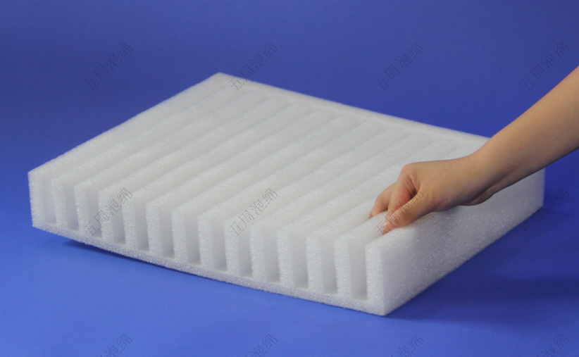 條紋式珍珠棉隔層：玻璃面板的防刮運(yùn)輸方案